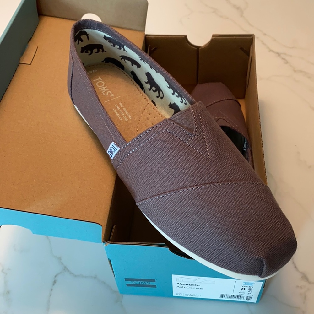 Brand new 8.5 women’s Tom’s ash canvas